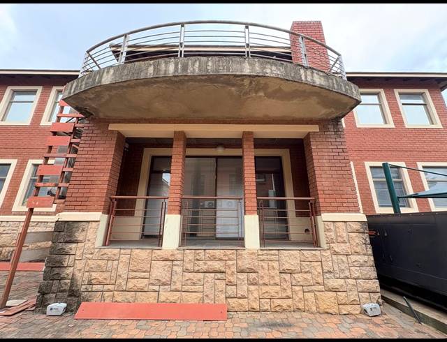 500M² OFFICE FOR SALE IN FOURWAYS